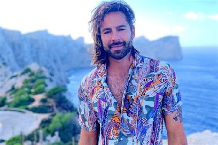 Wiki-bio, Net worth, Relationship, Controversy.